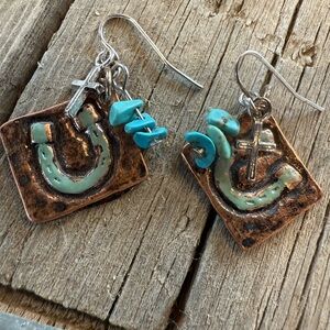 Earrings in copper colored metal